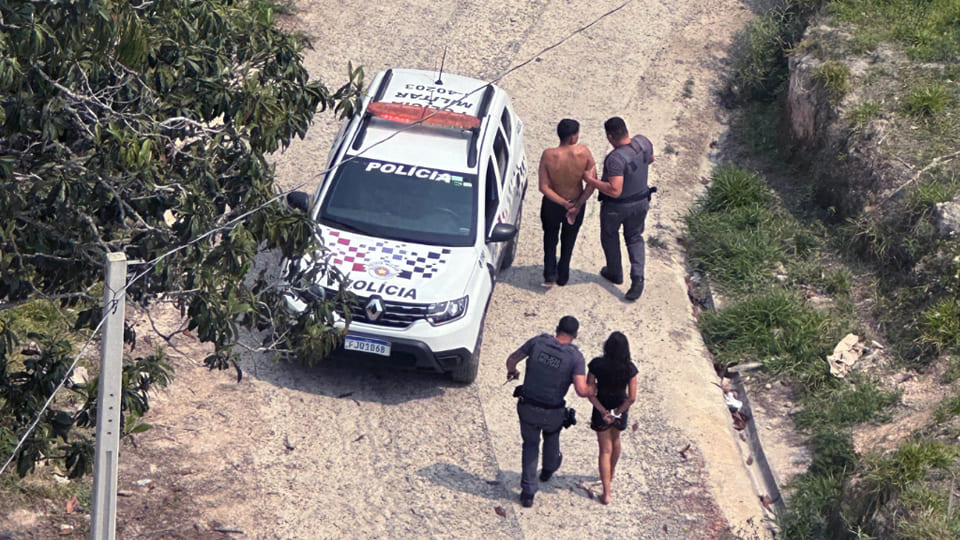 Casal é preso pela Polícia Militar após tentar fugir com carro roubado em Tapiraí/SP